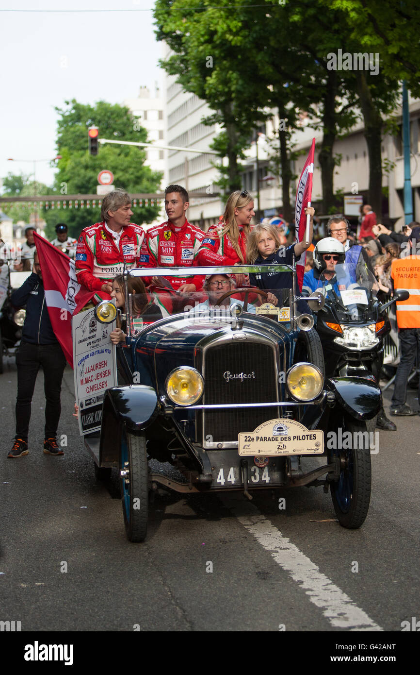 Rennstrecke in Le Mans, Le Mans, Frankreich. 17. Juni 2016. Le Mans 24 Stunden Fahrer Parade. Formel Racing Ferrari 458 Italia GT2 GTE bin Fahrer Johnny Laursen, Christina Nielsen und Mikkel Mac. Bildnachweis: Aktion Plus Sport/Alamy Live-Nachrichten Stockfoto