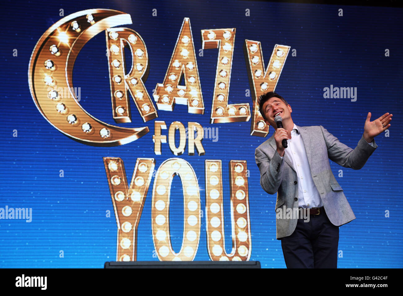 London, UK. 18. Juni 2016. Tom Chambers Durchführung in einer Vorschau von Crazy For You im West End Live am Trafalgar Square in London Credit: Paul Brown/Alamy Live News Stockfoto