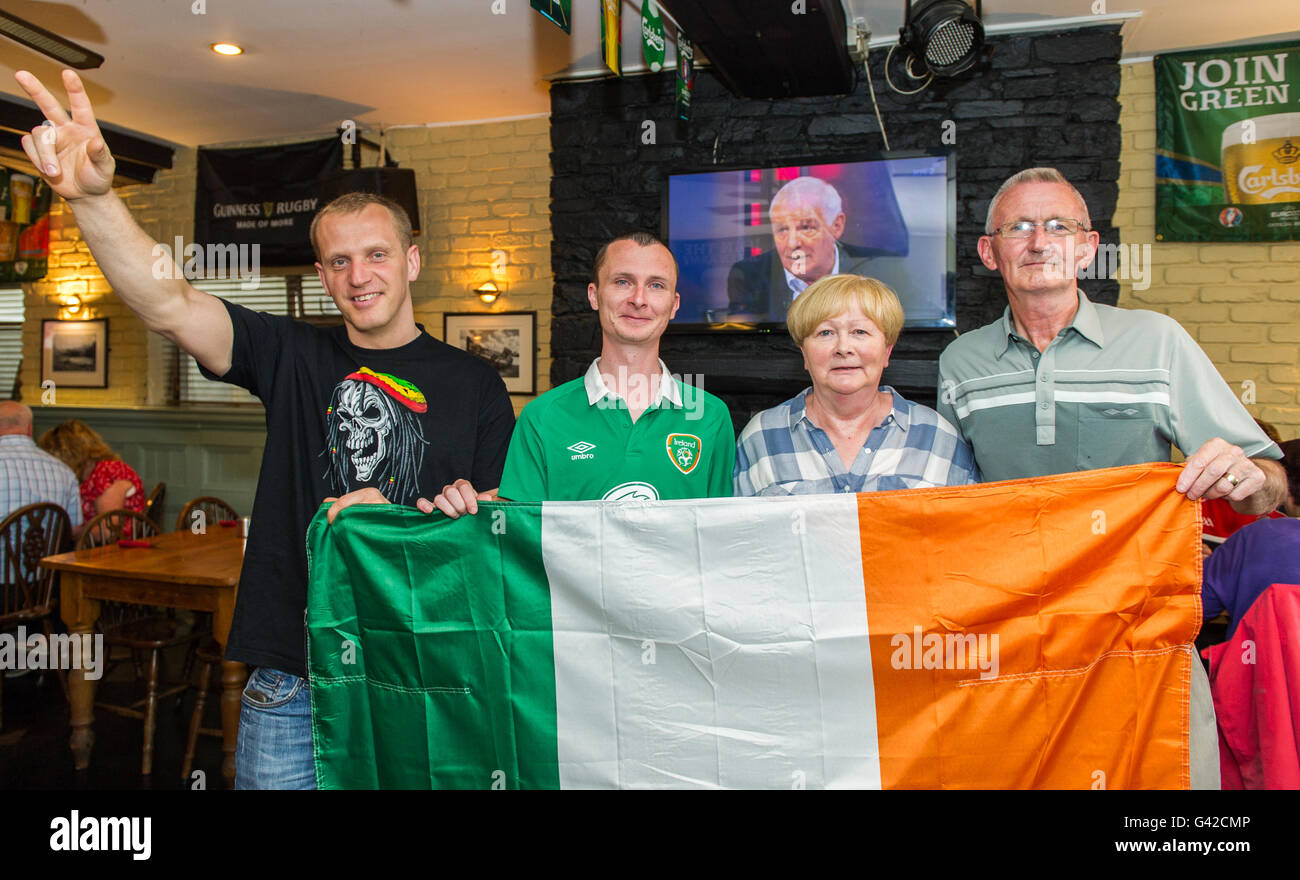 Skibbereen, West Cork, Irland. 18. Juni 2016. Irland-Fans Mariusz Picher Skibbereen; David O'Neill, Skibbereen;  und Monica und Albert O'Driscoll von Douglas, Cork, in der Paragon-Bar in Skibbereen vor dem Irland Vs Belgien-Spiel in Bordeaux in 2016 Euro. Bildnachweis: Andy Gibson/Alamy Live-Nachrichten. Stockfoto