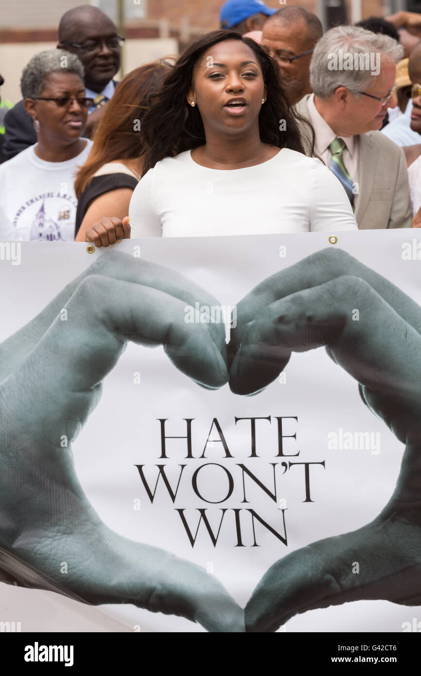 Charleston, USA. 18. Juni 2016. Familienmitglieder der neun Menschen getötet Emanuel AME Church halten einen Marsch auf den Jahrestag der Masse schießen 18. Juni 2016 in Charleston, South Carolina. Neun Mitglieder von den historischen Mutter Emanuel African Methodist Episcopal Church wurden beim Bibelstudium in der Kirche am 17. Juni 2015 niedergeschossen. Bildnachweis: Planetpix/Alamy Live-Nachrichten Stockfoto