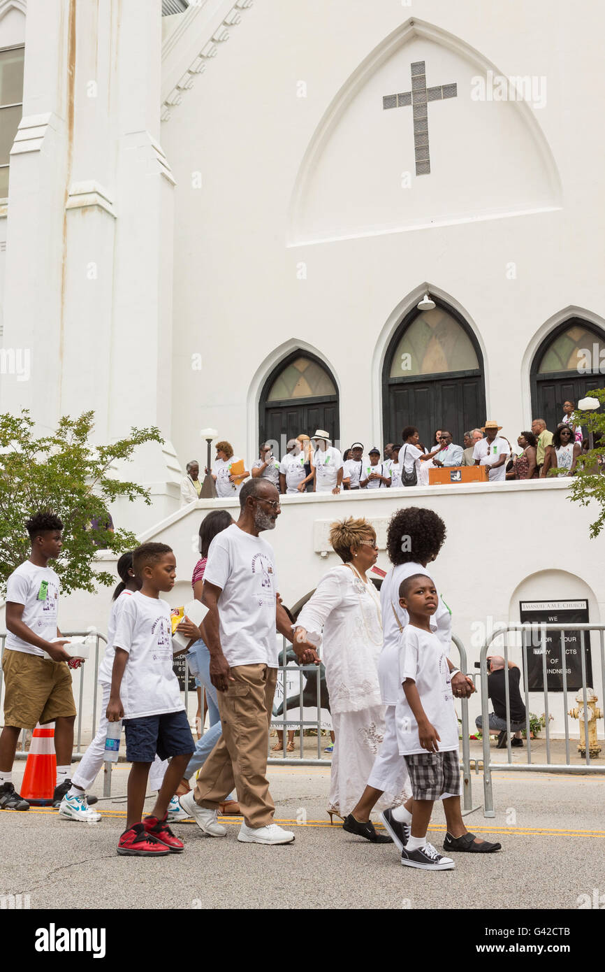 Charleston, USA. 18. Juni 2016. Familienmitglieder der Charleston neun sammeln an der Vorderseite von der Mutter Emanuel African Methodist Episcopal Church eine Gedenkveranstaltung anlässlich der Masse schießen 18. Juni 2016 in Charleston, South Carolina. Neun Mitglieder der Gemeinde wurden während der Bibelarbeit im Inneren der Kirche am 17. Juni 2015 niedergeschossen. Bildnachweis: Planetpix/Alamy Live-Nachrichten Stockfoto