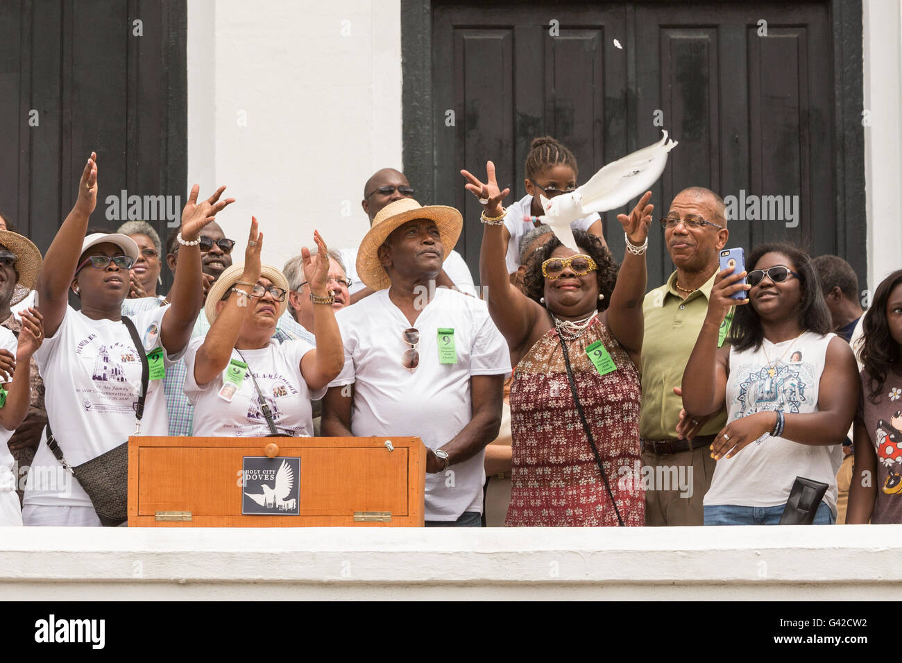 Charleston, USA. 18. Juni 2016. Familienangehörige von Charleston neun loslassen Tauben während einer Trauerfeier an der Mutter Emanuel African Methodist Episcopal Church am Jahrestag der Masse schießen 18. Juni 2016 in Charleston, South Carolina. Neun Mitglieder der Gemeinde wurden während der Bibelarbeit im Inneren der Kirche am 17. Juni 2015 niedergeschossen. Bildnachweis: Planetpix/Alamy Live-Nachrichten Stockfoto