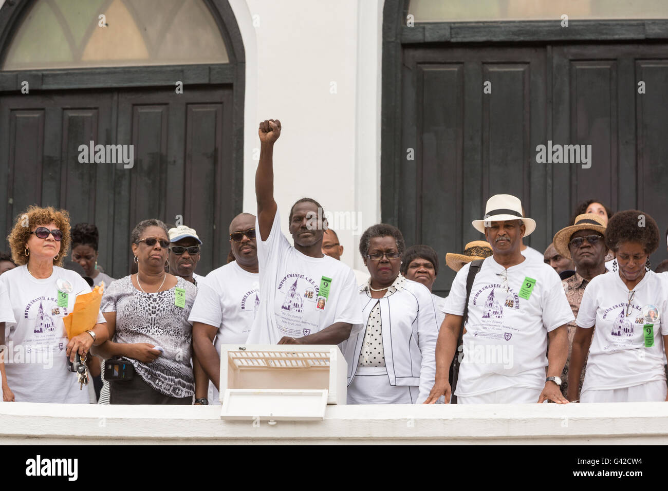 Charleston, USA. 18. Juni 2016. Familienmitglieder des Charleston neun Release stehen in der Einheit während einer Trauerfeier an der Mutter Emanuel African Methodist Episcopal Church am Jahrestag der Masse schießen 18. Juni 2016 in Charleston, South Carolina. Neun Mitglieder der Gemeinde wurden während der Bibelarbeit im Inneren der Kirche am 17. Juni 2015 niedergeschossen. Bildnachweis: Planetpix/Alamy Live-Nachrichten Stockfoto