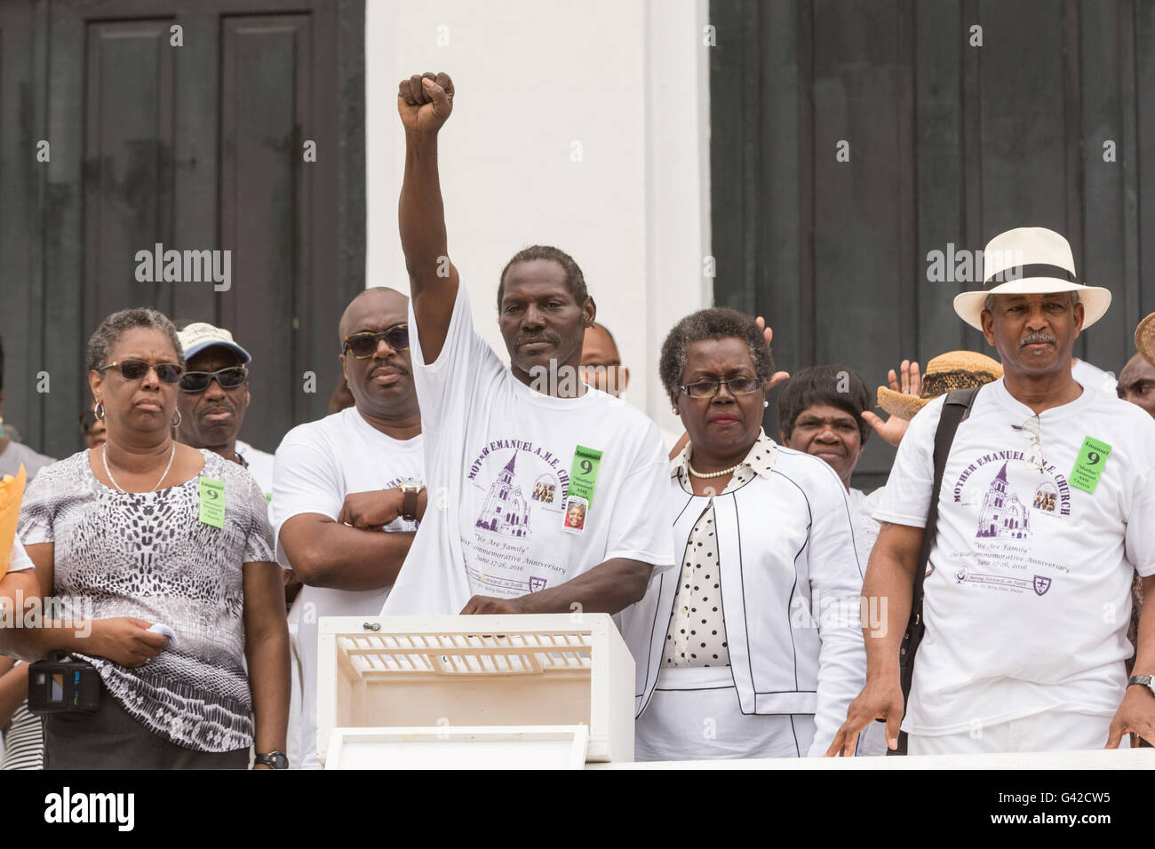 Charleston, USA. 18. Juni 2016. Familienmitglieder des Charleston neun Release stehen in der Einheit während einer Trauerfeier an der Mutter Emanuel African Methodist Episcopal Church am Jahrestag der Masse schießen 18. Juni 2016 in Charleston, South Carolina. Neun Mitglieder der Gemeinde wurden während der Bibelarbeit im Inneren der Kirche am 17. Juni 2015 niedergeschossen. Bildnachweis: Planetpix/Alamy Live-Nachrichten Stockfoto