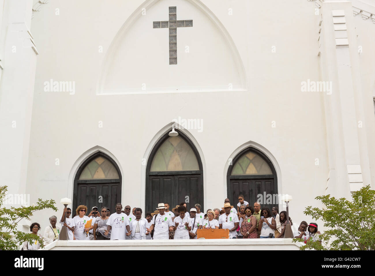 Charleston, USA. 18. Juni 2016. Familienangehörige von Charleston neun bete während einer Trauerfeier an der Mutter Emanuel African Methodist Episcopal Church am Jahrestag der Masse schießen 18. Juni 2016 in Charleston, South Carolina. Neun Mitglieder der Gemeinde wurden während der Bibelarbeit im Inneren der Kirche am 17. Juni 2015 niedergeschossen. Bildnachweis: Planetpix/Alamy Live-Nachrichten Stockfoto