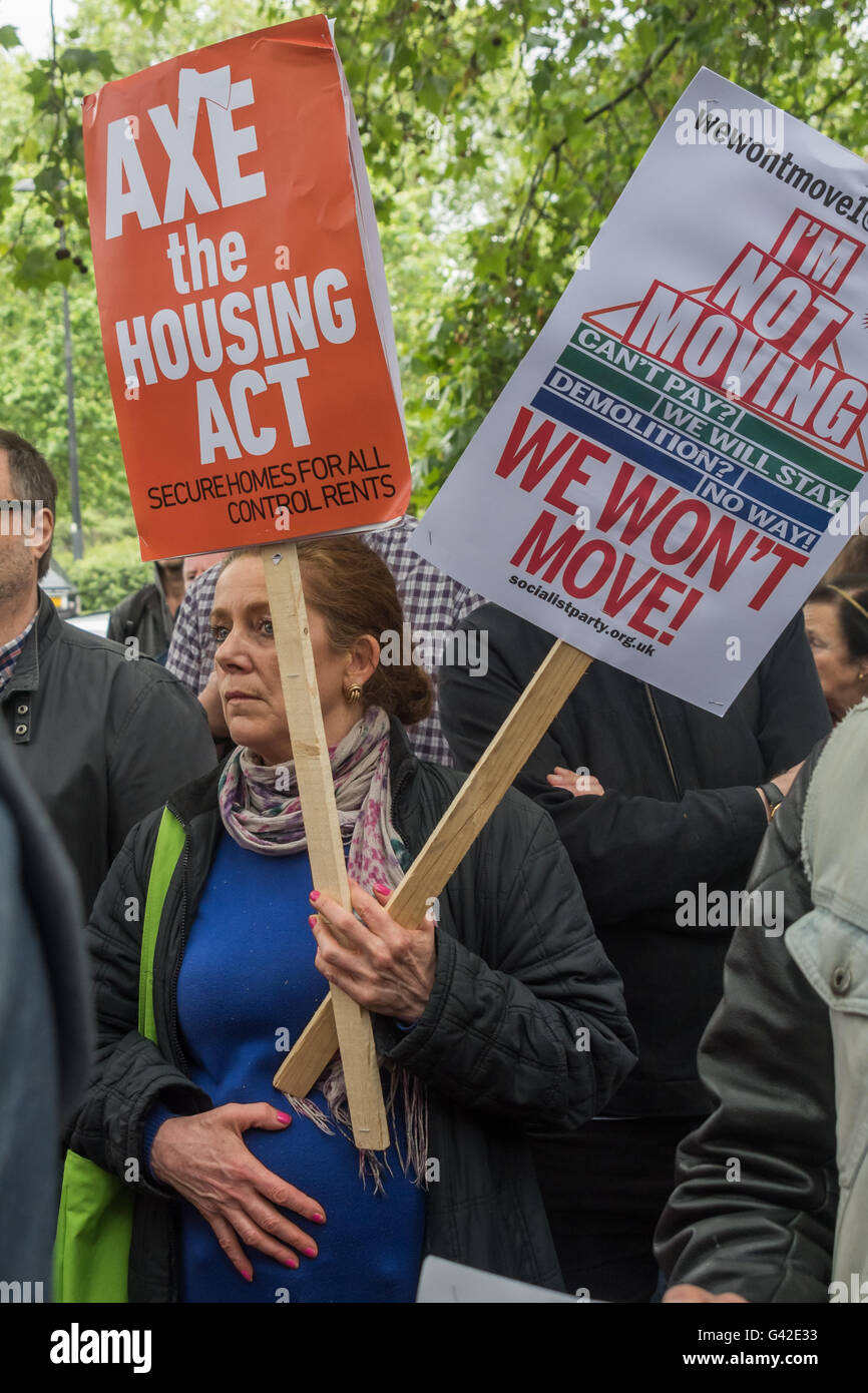 London, UK. 18. Juni 2016. Eine Frau hält zwei Plakate vor der Marsch von Hyde Park Corner Parlament gegen das Housing Act im vergangenen Monat verlangen, dass sie aufgehoben werden, als es machen die aktuelle Krise im Wohnungsbau viel schlimmer, viele Mieter Sicherheit entfernen und den Abriss und Ausverkauf sozialer Wohnungsbau führen. Demonstranten sagen, dass Räte verweigern sollte, implementieren und rufen Menschen zusammenstehen zu boykottieren die Zahlen Kurtaxe, Zwangsräumungen zu widerstehen und Regeneration und Immobilien Abrisse zu blockieren. Es war laut schreien, wenn ein Southwark Stadtrat sprach mit vielen Demonstranten cal Stockfoto