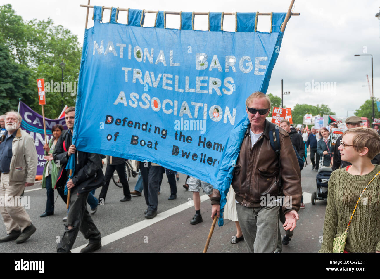 London, UK. 18. Juni 2016. Der nationalen Barge Reisende Assocation Banner auf dem Marsch von Hyde Park Corner Parlament gegen das Housing Act verabschiedet letzten Monat, verlangen, dass sie aufgehoben werden, wie es die aktuelle Krise im Wohnungsbau viel schlimmer, viele Mieter Sicherheit entfernen und führen zu den Abriss und Ausverkauf des sozialen Wohnungsbaus. Demonstranten sagen, dass Räte verweigern sollte, implementieren und rufen Menschen zusammenstehen zu boykottieren die Zahlen Kurtaxe, Zwangsräumungen zu widerstehen und Regeneration und Immobilien Abrisse zu blockieren. Bildnachweis: Peter Marshall/Alamy Live-Nachrichten Stockfoto