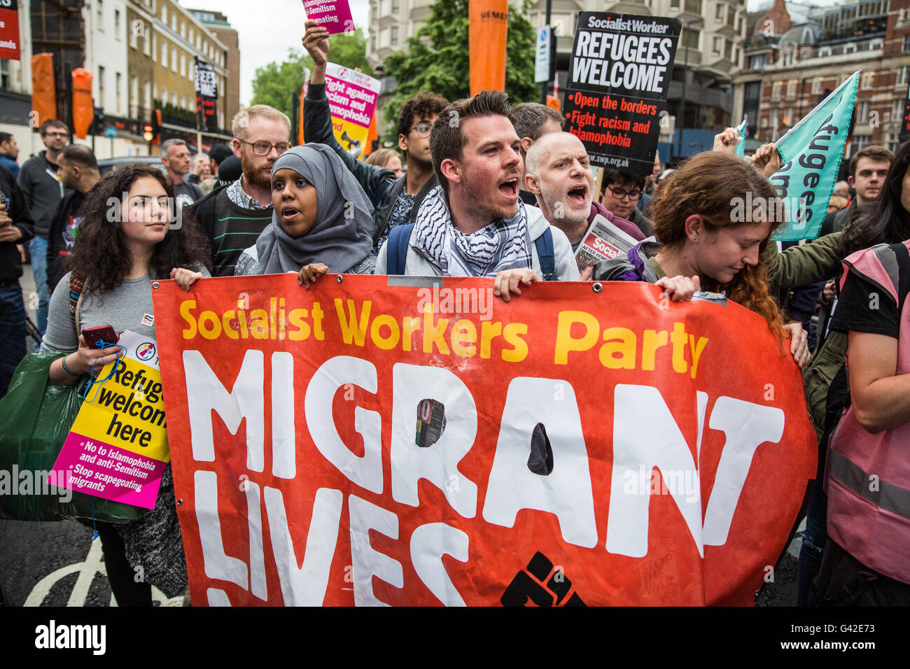 London, UK. 18. Juni 2016. Aktivisten aus dem Konvoi nach Calais, einen Konvoi von über 200 Fahrzeugen, die humanitären Hilfe für Flüchtlinge in die Flüchtlingslager in Calais, protestieren vor der französischen Botschaft nach wird die Einreise nach Frankreich von französischen Behörden verweigert. Bildnachweis: Mark Kerrison/Alamy Live-Nachrichten Stockfoto