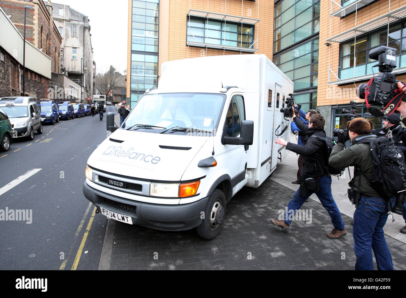 Fotografen jagen nach einem Transporter, von dem angenommen wird, dass er den niederländischen Ingenieur Vincent Tabak vor das Amtsgericht von Bristol bringt, wo er des Mordes an Joanna Yeates angeklagt zu sein schien. Stockfoto