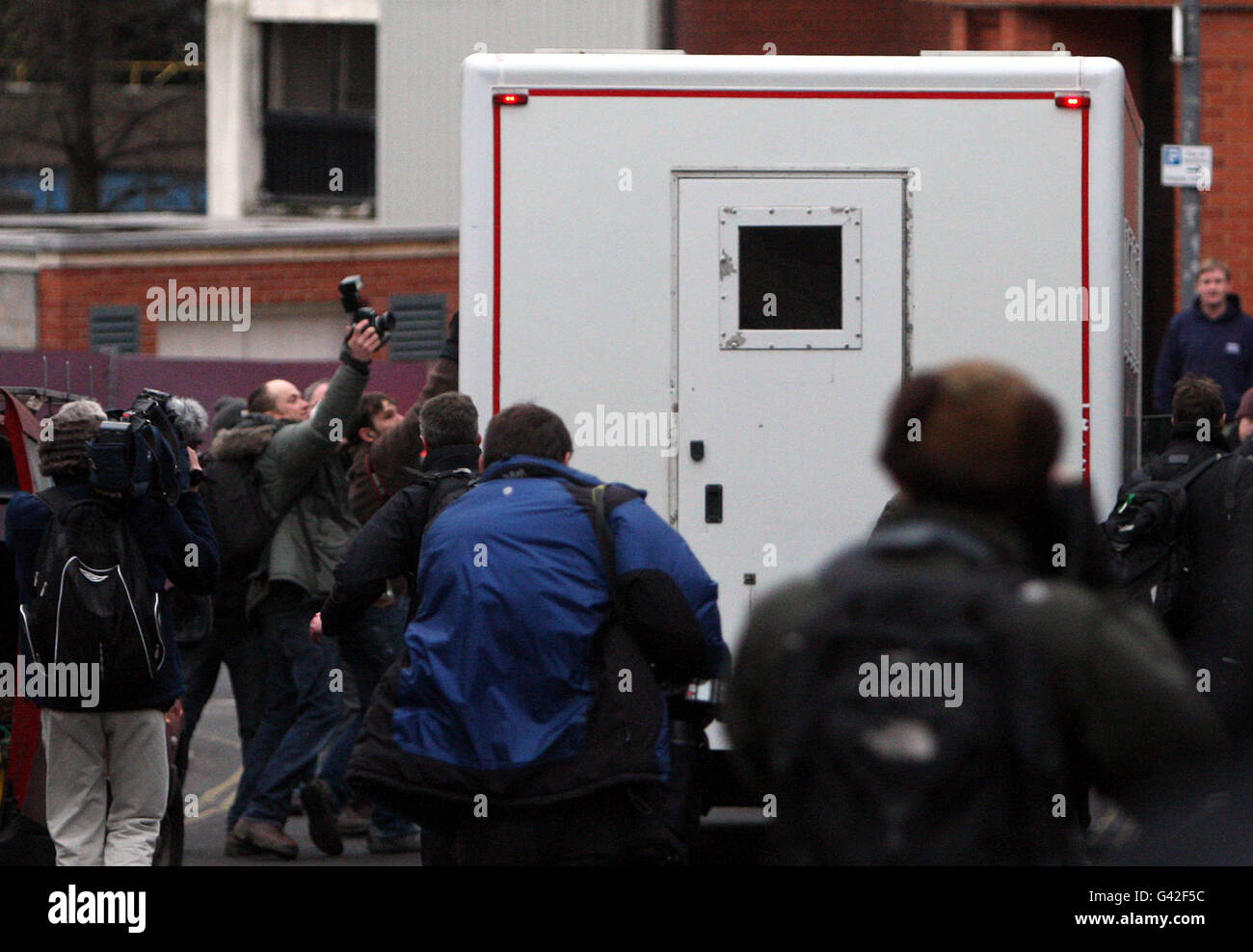 Fotografen jagen einem Transporter hinterher, von dem angenommen wird, dass er den niederländischen Ingenieur Vincent Tabak trägt, als er das Amtsgericht von Bristol verlässt, wo er des Mordes an Joanna Yeates angeklagt zu sein schien. Stockfoto