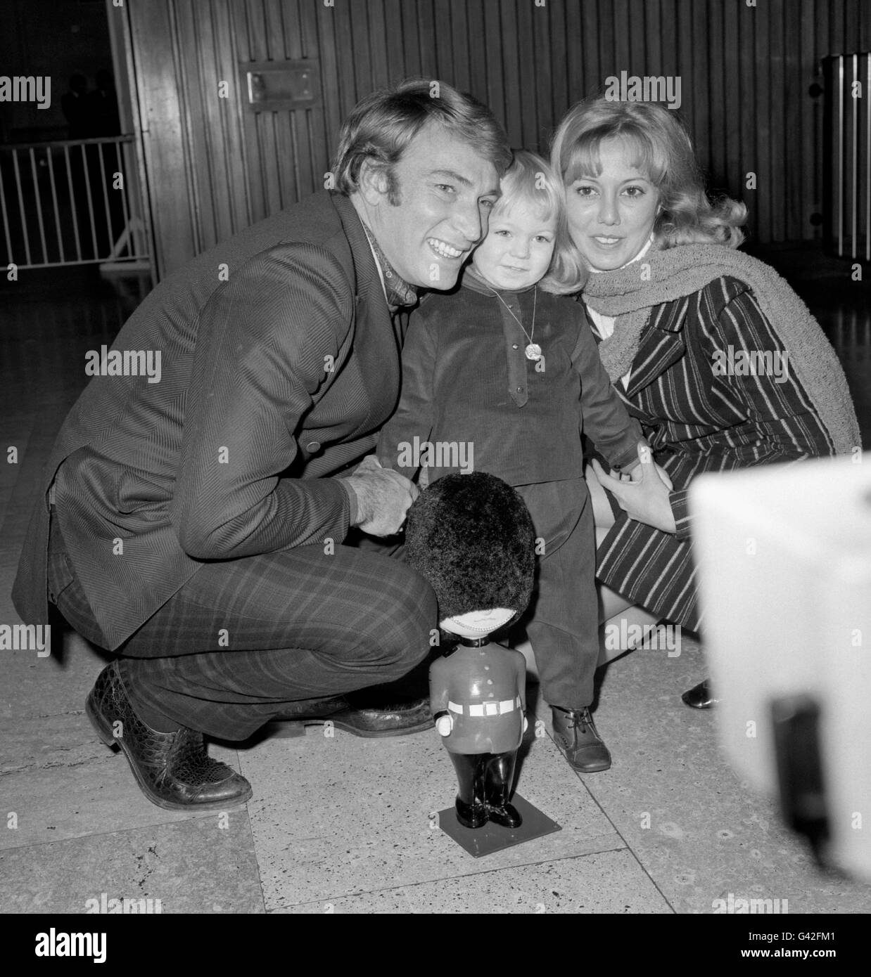 Der zweijährige Mark Ifield und seine Mutter Gillian waren auf dem Londoner Flughafen Heathrow vor Ort, um den Ehemann und Vater Frank Ifield von seiner Reise durch Japan und die USA zu begrüßen. Stockfoto