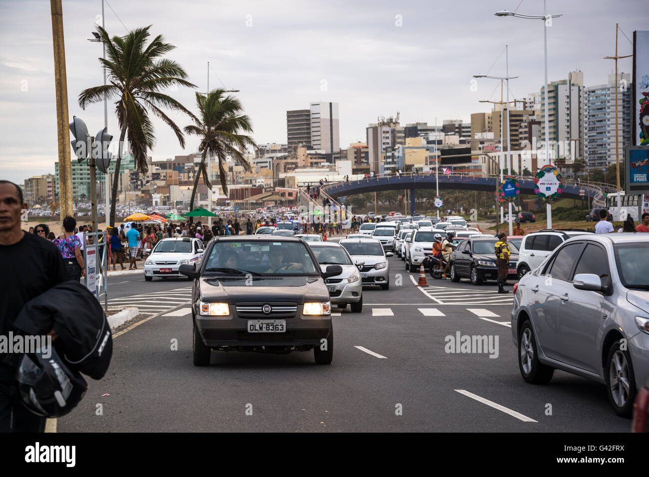 Straßenverkehr in Jardim de Alah, Salvador, Bahia, Brasilien Stockfoto