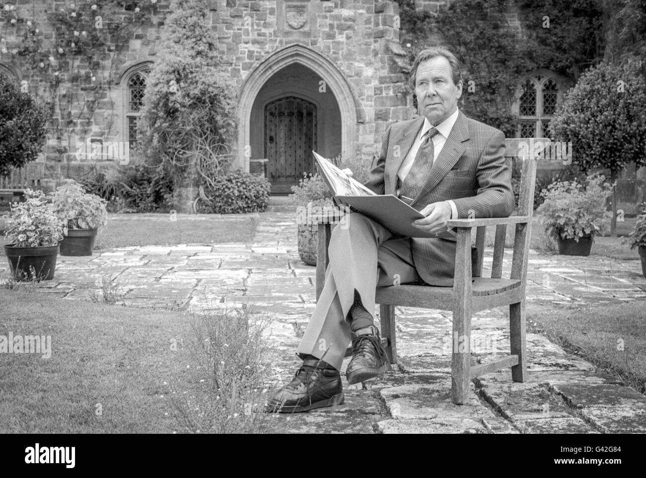 Lord Snowdon, Antony Charles Robert Armstrong-Jones, 1. Earl of Snowdon, in seinem Elternhaus, Nymans in Handcross, in der Nähe von Haywards Heath in West Sussex. Stockfoto