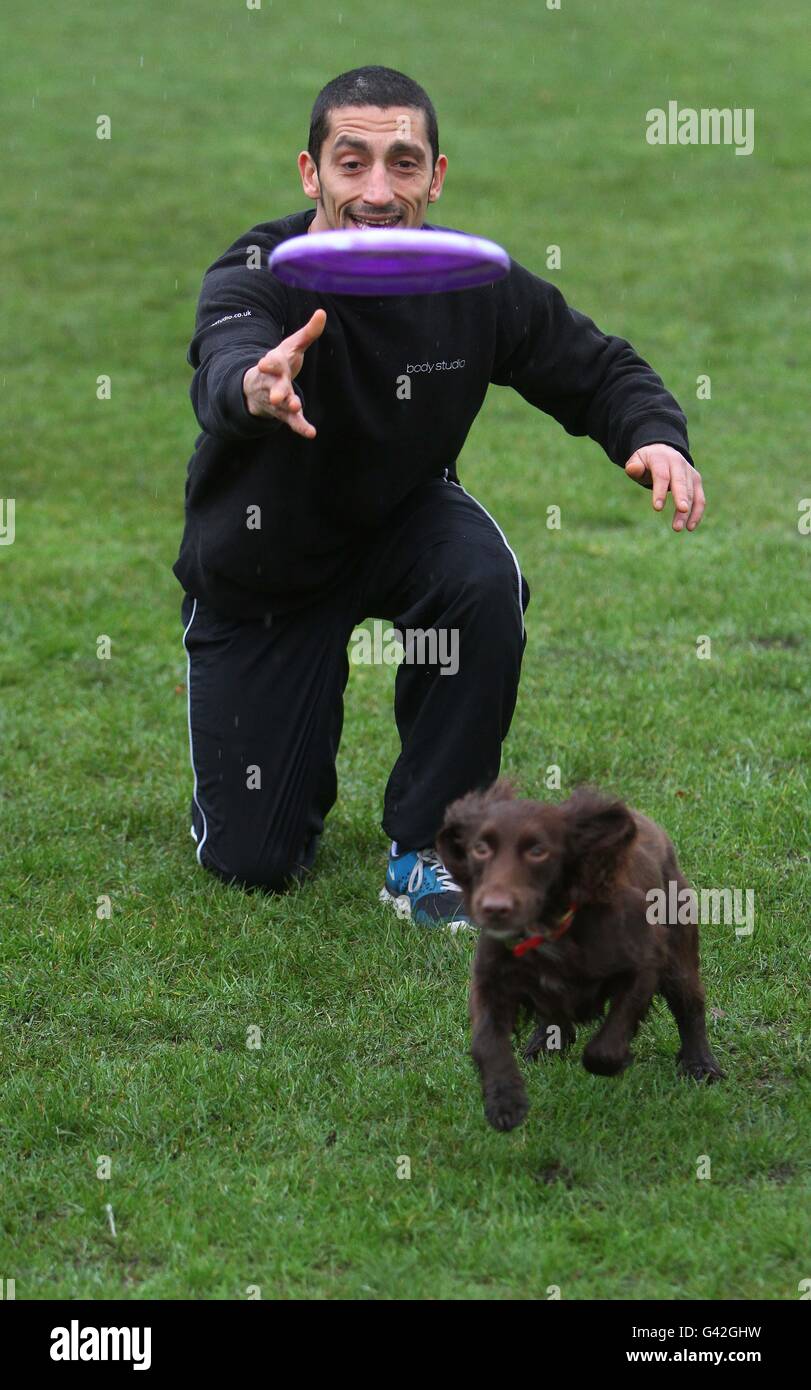 Mickey Cunningham, ein persönlicher Trainer von Body Studio Gym, übt mit Zak, um den neuen Keep-Fit-Leitfaden von Petplan zu fördern, der Tierbesitzer dabei unterstützt, fit und gesund zu bleiben, im Haggerston Park im Osten Londons. DRÜCKEN SIE ASSOCITION Photo. Bilddatum: Dienstag, 25. Januar 2011. Petplan hat mit Mickey Cunningham gearbeitet, um einige Übungen zu erstellen, die Sie speziell mit Ihrem Hund machen können. Bildnachweis sollte lauten: Geoff Caddick/PA Stockfoto