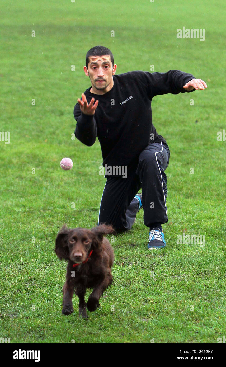 Mickey Cunningham, ein Personal Trainer von Body Studio Gym, übt mit Zak, um den neuen Keep-Fit-Leitfaden des Tierversicherers Petplan zu fördern, der Tierbesitzer dabei unterstützt, fit und gesund zu bleiben, im Haggerston Park im Osten Londons. DRÜCKEN SIE ASSOCITION Photo. Bilddatum: Dienstag, 25. Januar 2011. Petplan hat mit Mickey Cunningham gearbeitet, um einige Übungen zu erstellen, die Sie speziell mit Ihrem Hund machen können. Bildnachweis sollte lauten: Geoff Caddick/PA Wire Stockfoto