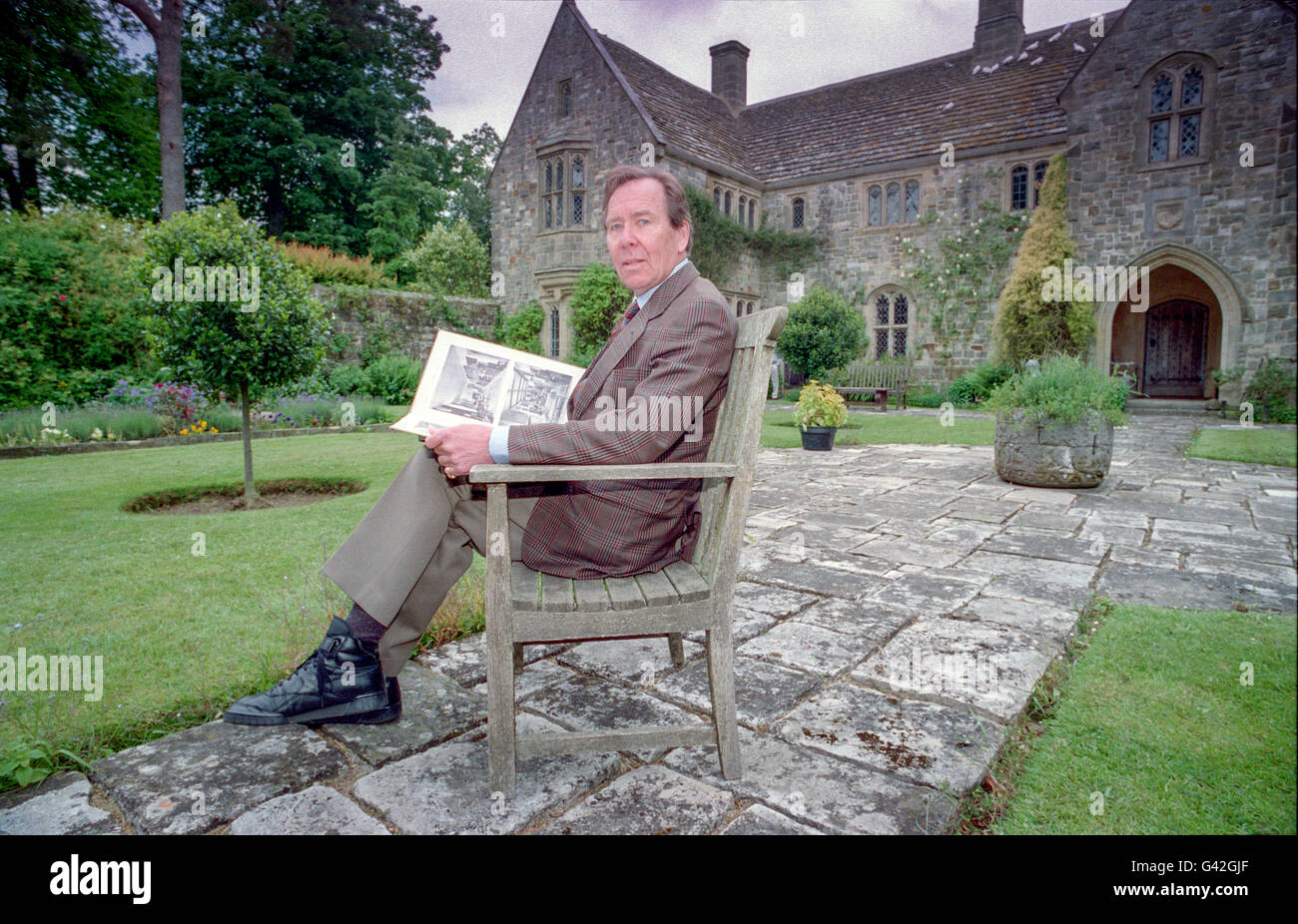 Lord Snowdon, Antony Charles Robert Armstrong-Jones, 1. Earl of Snowdon, in seinem Elternhaus, Nymans in Handcross, in der Nähe von Haywards Heath in West Sussex. Stockfoto