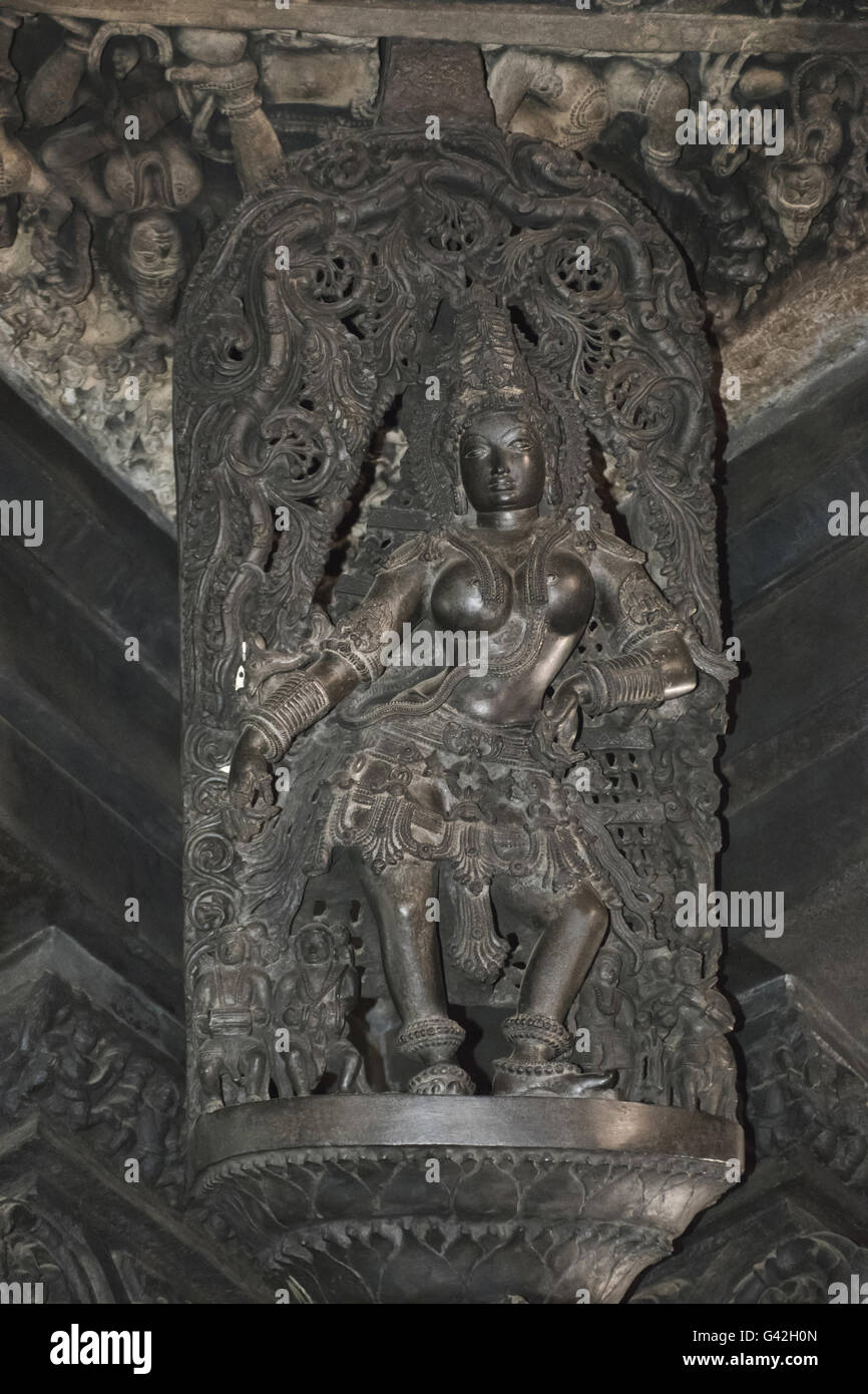 Shilabalika (himmlischen Maiden) als Gandharva Nritya (Tanz), in der Haupthalle. Chennakeshava-Tempel, Belur, KArnataka, Indien Stockfoto