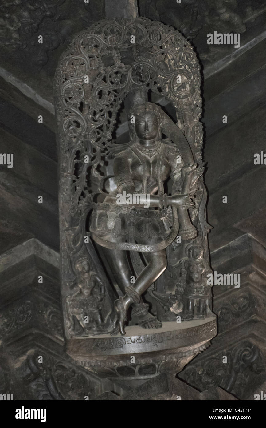 Shilabalika (himmlische Jungfrau), Keshasamvarani (Friseur) auf der inneren Säulen Chennakeshava-Tempel, Karnataka, Indien Stockfoto