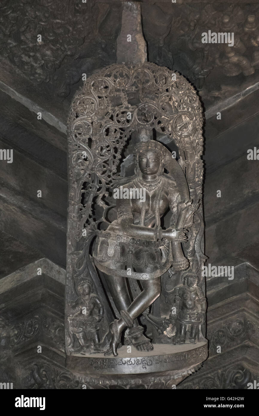 Shilabalika (himmlische Maiden), keshasamvarani (Friseur) auf der Oberseite des inneren Säulen chennakeshava Tempel, Karnataka, Indien Stockfoto