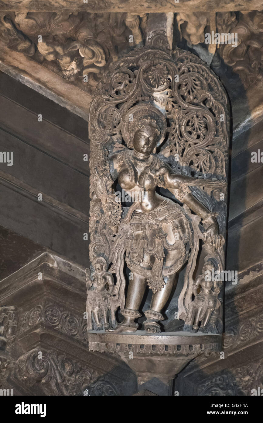 Shilabalika (himmlische Maiden), oben auf die Säulen im Inneren der Halle. chennakeshava Tempel, belur, Karnataka, Indien Stockfoto