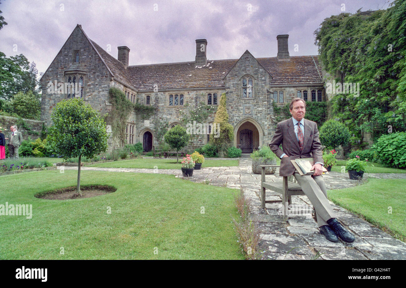 Lord Snowdon, Antony Charles Robert Armstrong-Jones, 1. Earl of Snowdon, in seinem Elternhaus, Nymans in Handcross, in der Nähe von Haywards Heath in West Sussex. Stockfoto