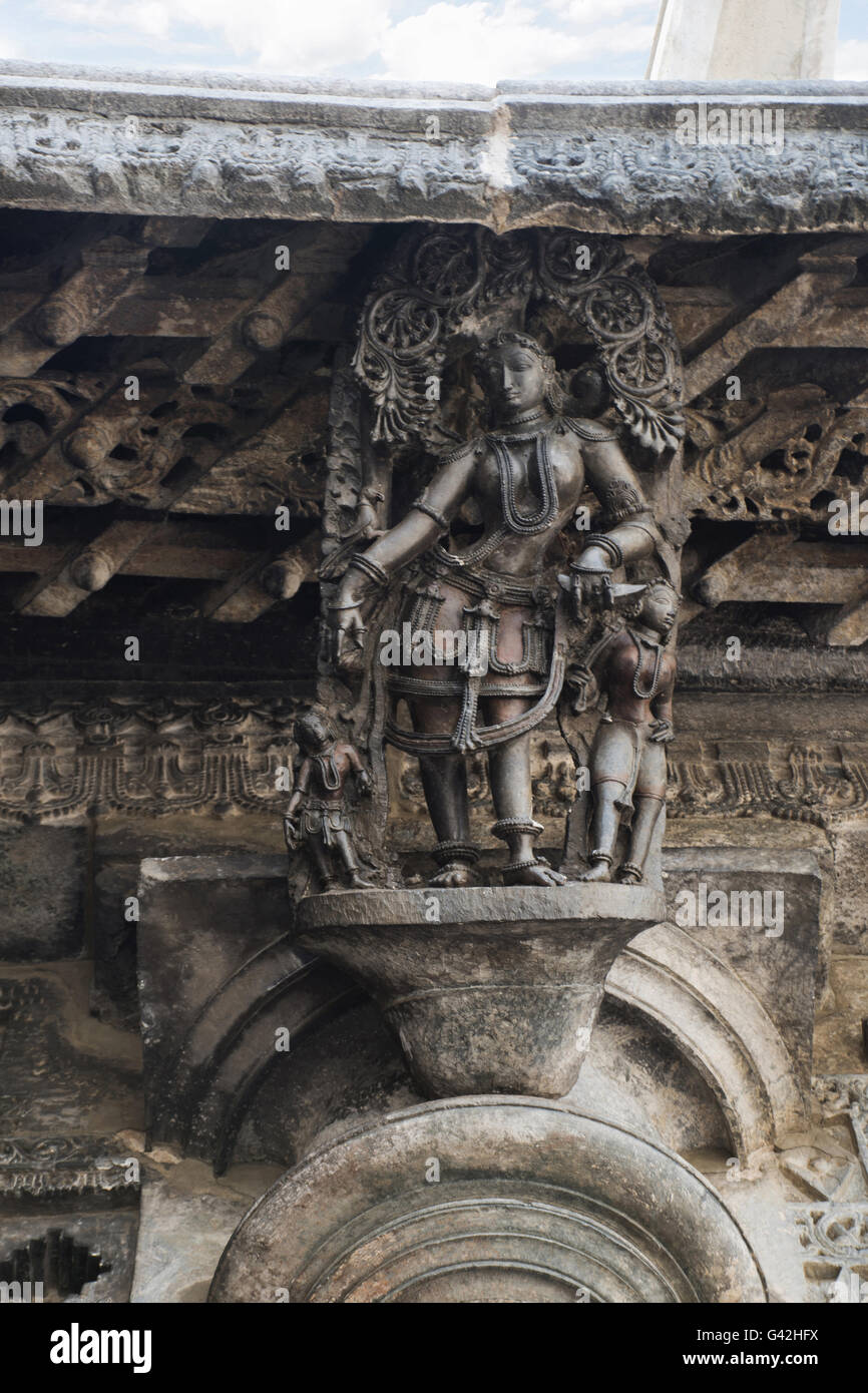 Shilabalika (himmlischen Maiden) als eine Zigeunerin. Chennakeshava-Tempel, Belur, Karnataka, Indien. Beachten Sie die Frisur. Stockfoto