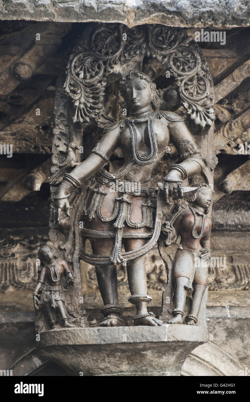 Shilabalika (himmlischen Maiden) als eine Zigeunerin. Chennakeshava-Tempel, Belur, Karnataka, Indien. Beachten Sie die Frisur. Stockfoto