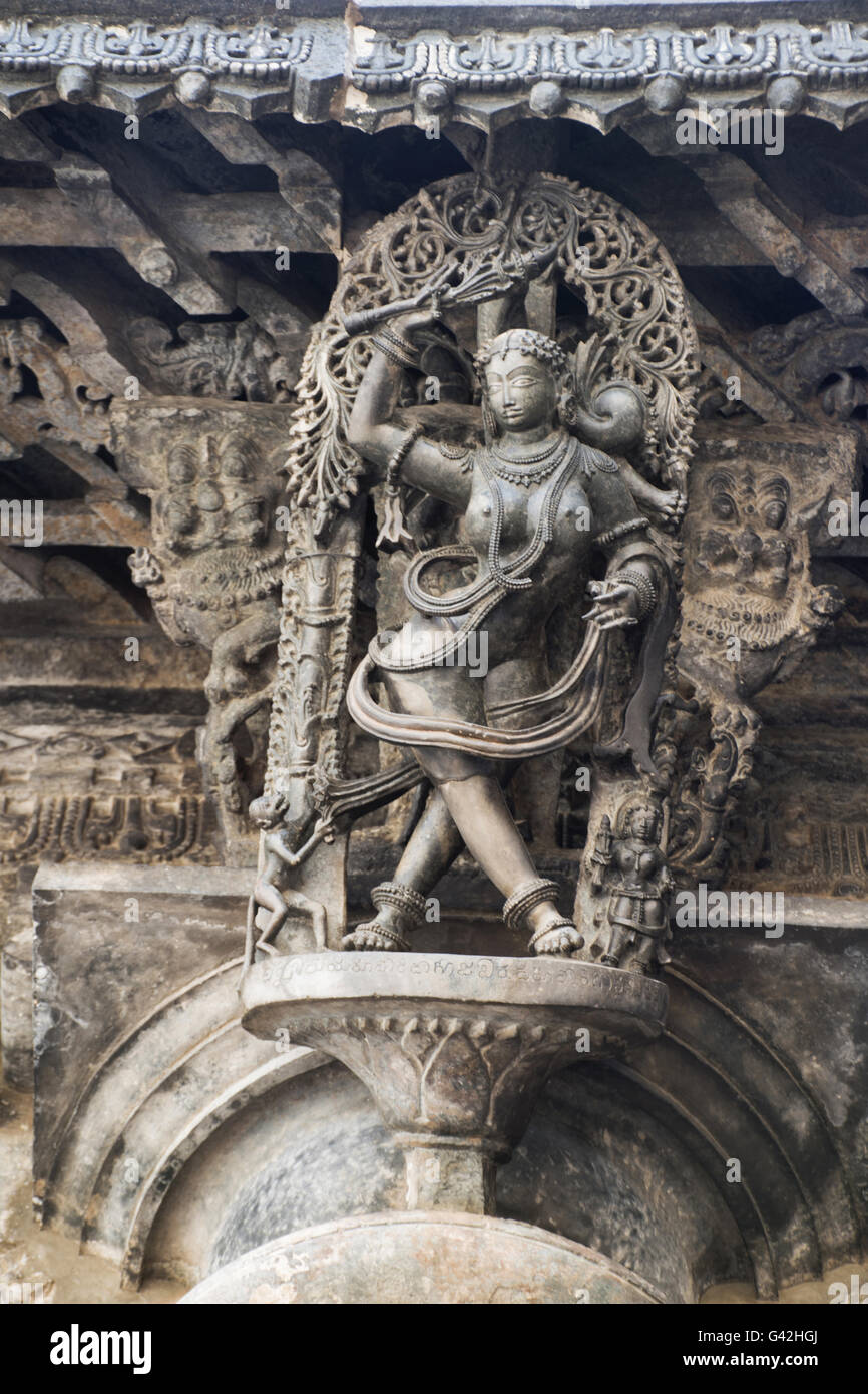 Shilabalika (himmlischen Maiden) als Kapikupite. Affe (unten links) ziehen Saree. Chennakeshava-Tempel, Belur, Karnataka, Indien Stockfoto