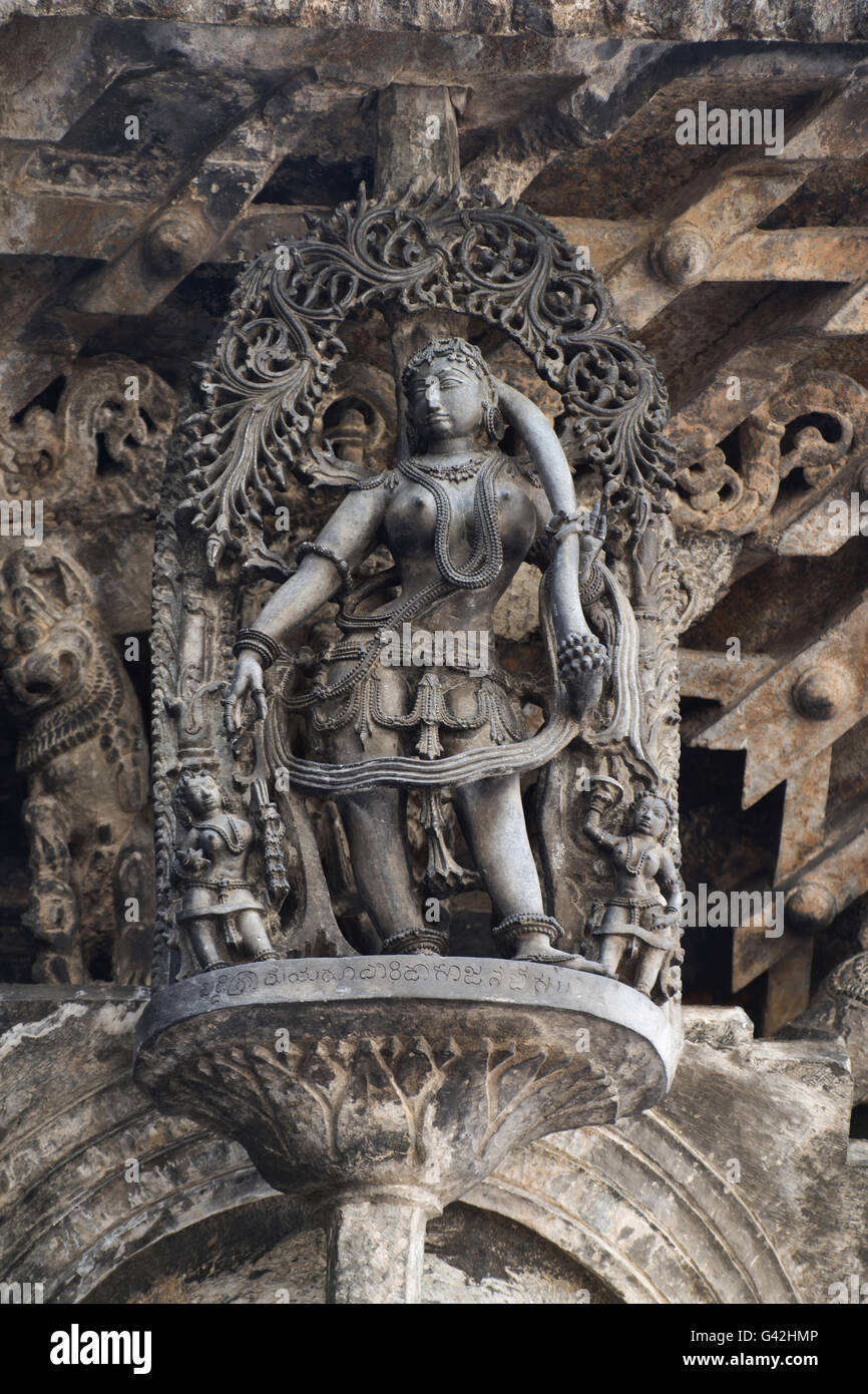 Shilabalika (himmlischen Maiden) als ein Friseur. Chennakeshava-Tempel, Belur, Karnataka, Indien Stockfoto