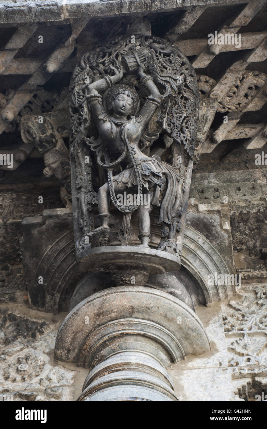 Shilabalika (himmlischen Maiden) als ein Dolu Kunita. Eine Dame eine Trommel und Tanz Chennakeshava-Tempel, Belur, Karnataka, Indien Stockfoto