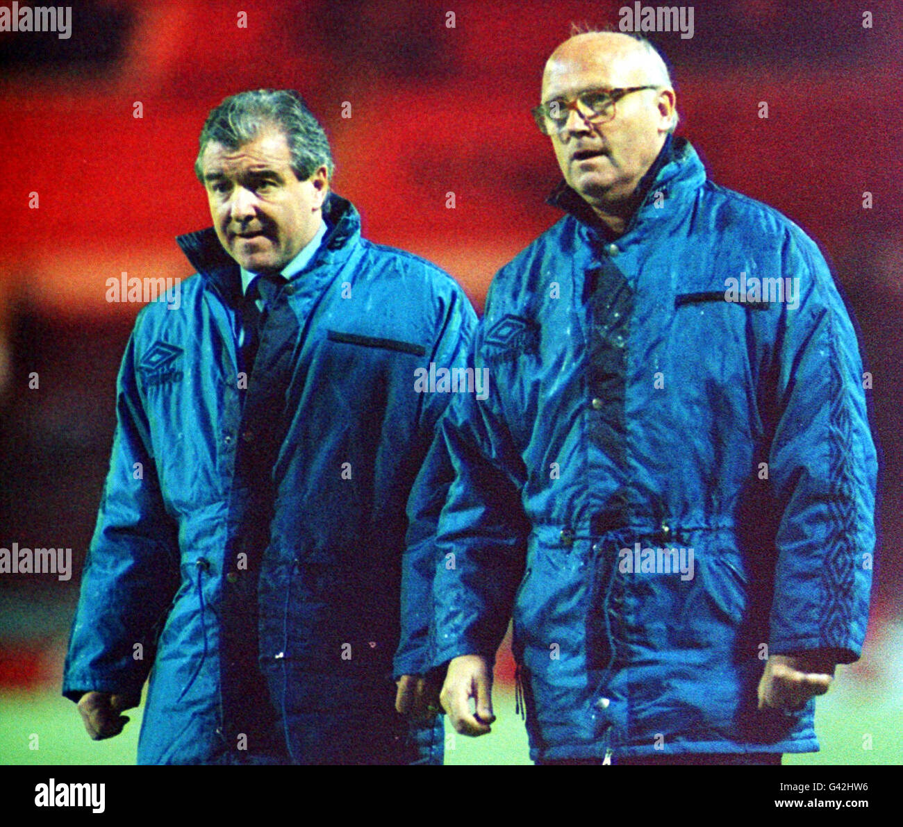 England-Manager Terry Venables und Trainer Don Howe verlassen das Feld nach dem heutigen (Mi) No-Score gegen Kolumbien in Wembley. Stockfoto