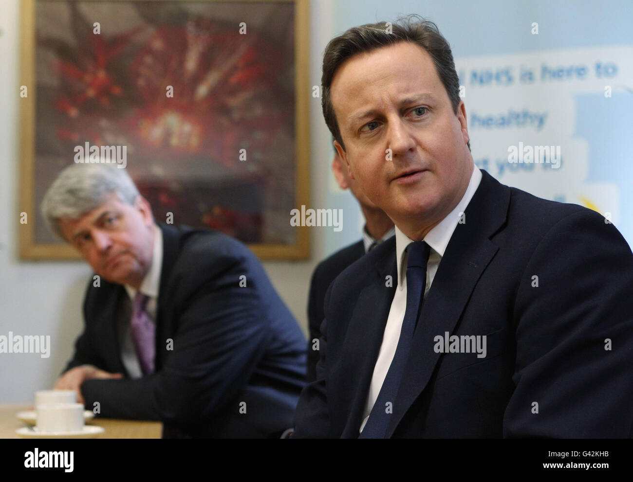 Premierminister David Cameron (rechts) und Gesundheitsminister Andrew Lansley besuchen das St. Charles Centre for Health and Wellbeing in Kensington. Stockfoto