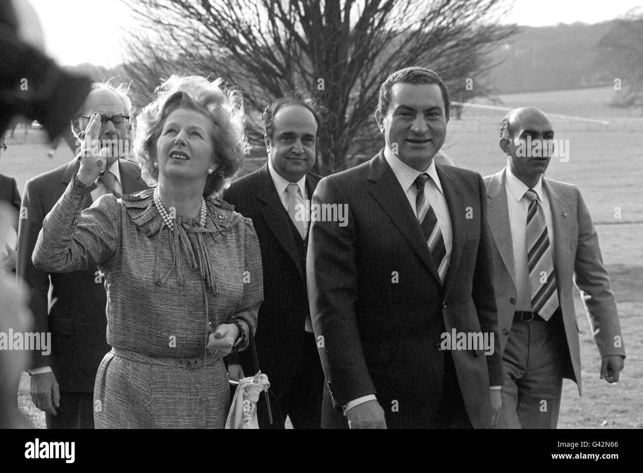 Ägyptens Präsident Hosni Mubarak führt mit der britischen Premierministerin Margaret Thatcher durch das Gelände der Chequers, als sie sich zu Gesprächen traf. Stockfoto
