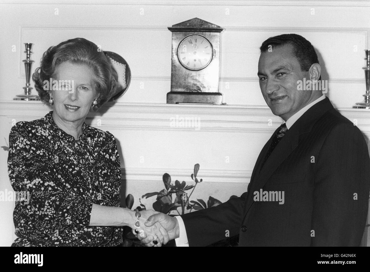 Premierministerin Margaret Thatcher begrüßt Ägyptens Präsidenten Hosni Mubarak in der Downing Street Nr. 10 in London. Stockfoto