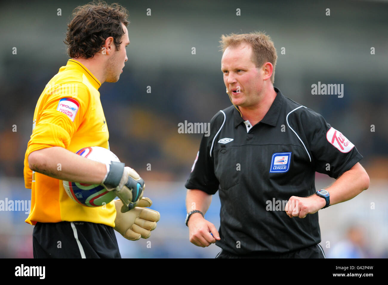 Fußball - npower Football League One - Hartlepool United / Peterborough United - Victoria Park. Matchschiedsrichter Mark Brown hat ein Wort mit Hartlepool United Torwart Jake Kean (links) Stockfoto