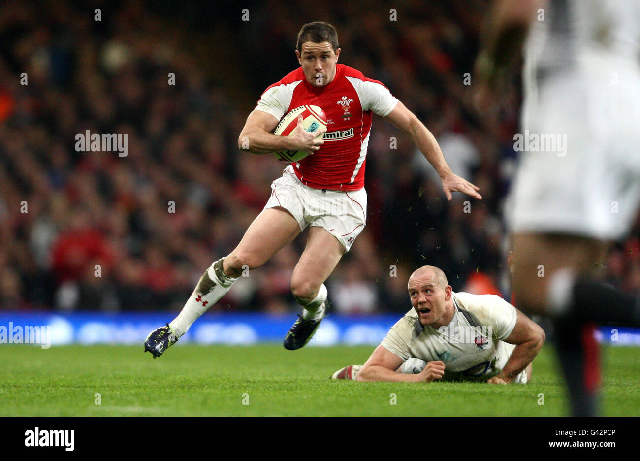 Rugby Union - RBS 6 Nations Championship 2011 - Wales gegen England - Millennium Stadium. Shane Williams von Wales entzieht sich beim RBS 6 Nations-Spiel im Millennium Stadium, Cardiff, einem Tackle von Mike Tindall aus England. Stockfoto