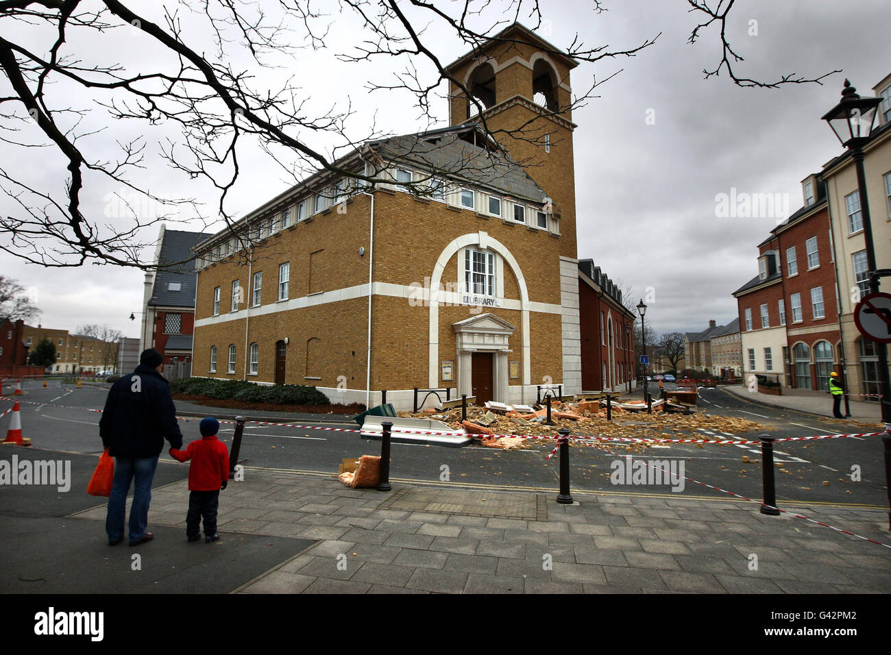 Dickens Heath Bibliothek in Solihull wird für weitere unsichere Mauerwerk an diesem Morgen untersucht, nachdem schwere regen traf das Vereinigte Königreich. Stockfoto