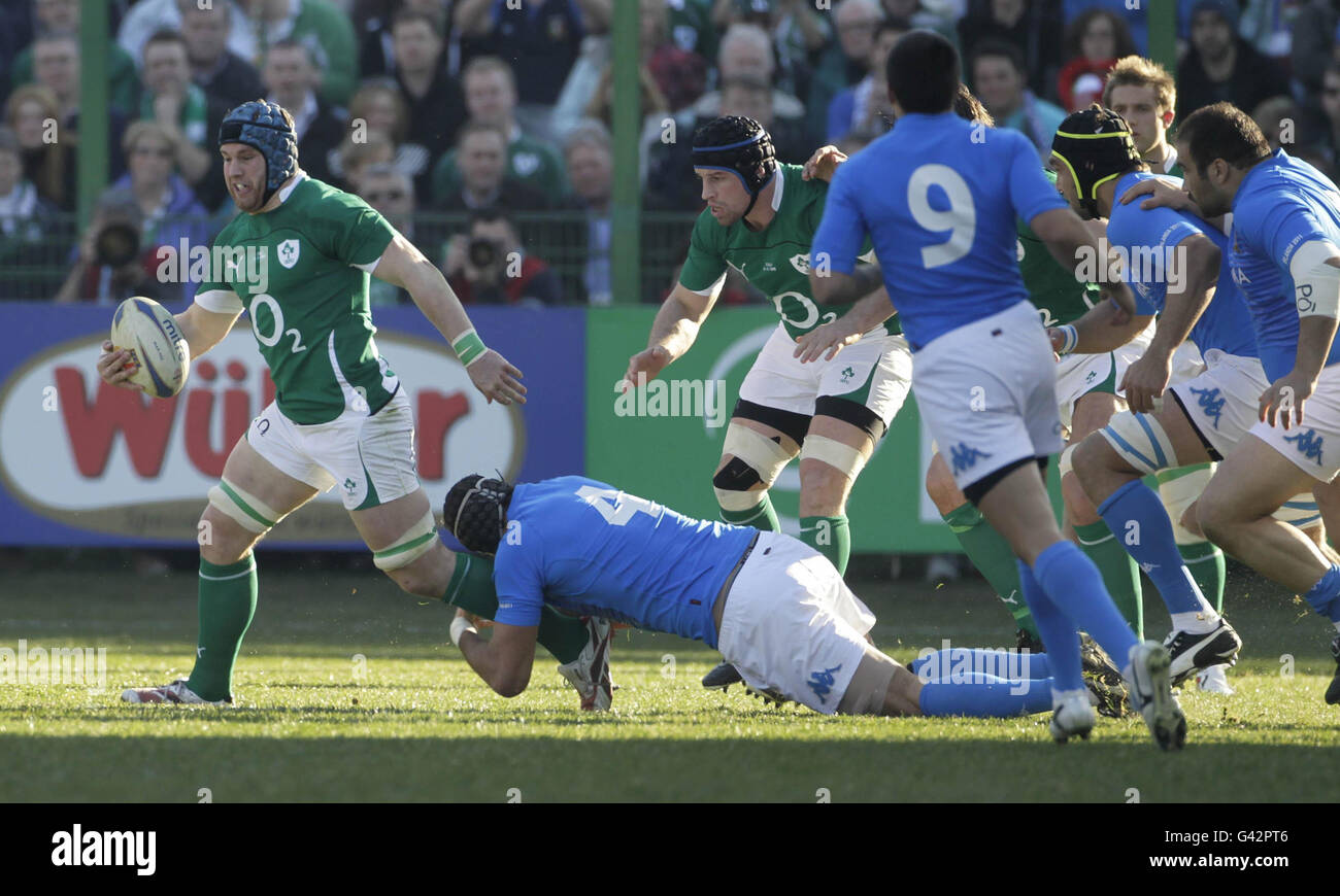 Der irische Sean O'Brien wird vom italienischen Santiago Dellape während des RBS Six Nations-Spiels im Stadio Flaminio, Rom, Italien, angegangen. Stockfoto