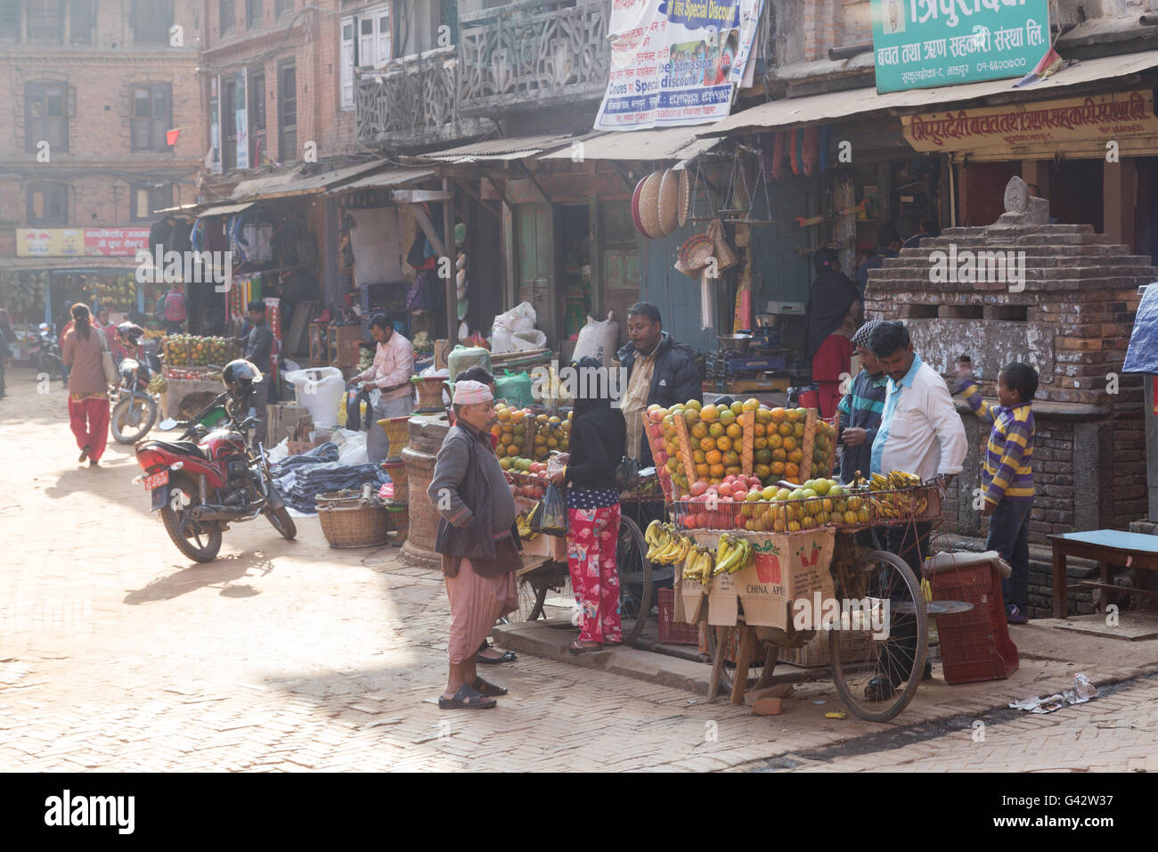 Bhaktapur, Nepal - 4. Dezember 2014: Obst-Verkäufer mit Fahrrädern in den Straßen. Stockfoto