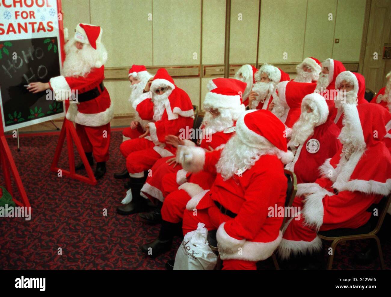 Der letztjährige Weihnachtsmann des Jahres Tom Valent beginnt heute Morgen (Mittwoch) mit einer Gruppe britischer Santas im Zentrum von London mit den Grundlagen. Valent, 45, aus Michigan, ist nach Großbritannien geflogen, um die erste Schule des Landes für Santas zu beherbergen. Stockfoto