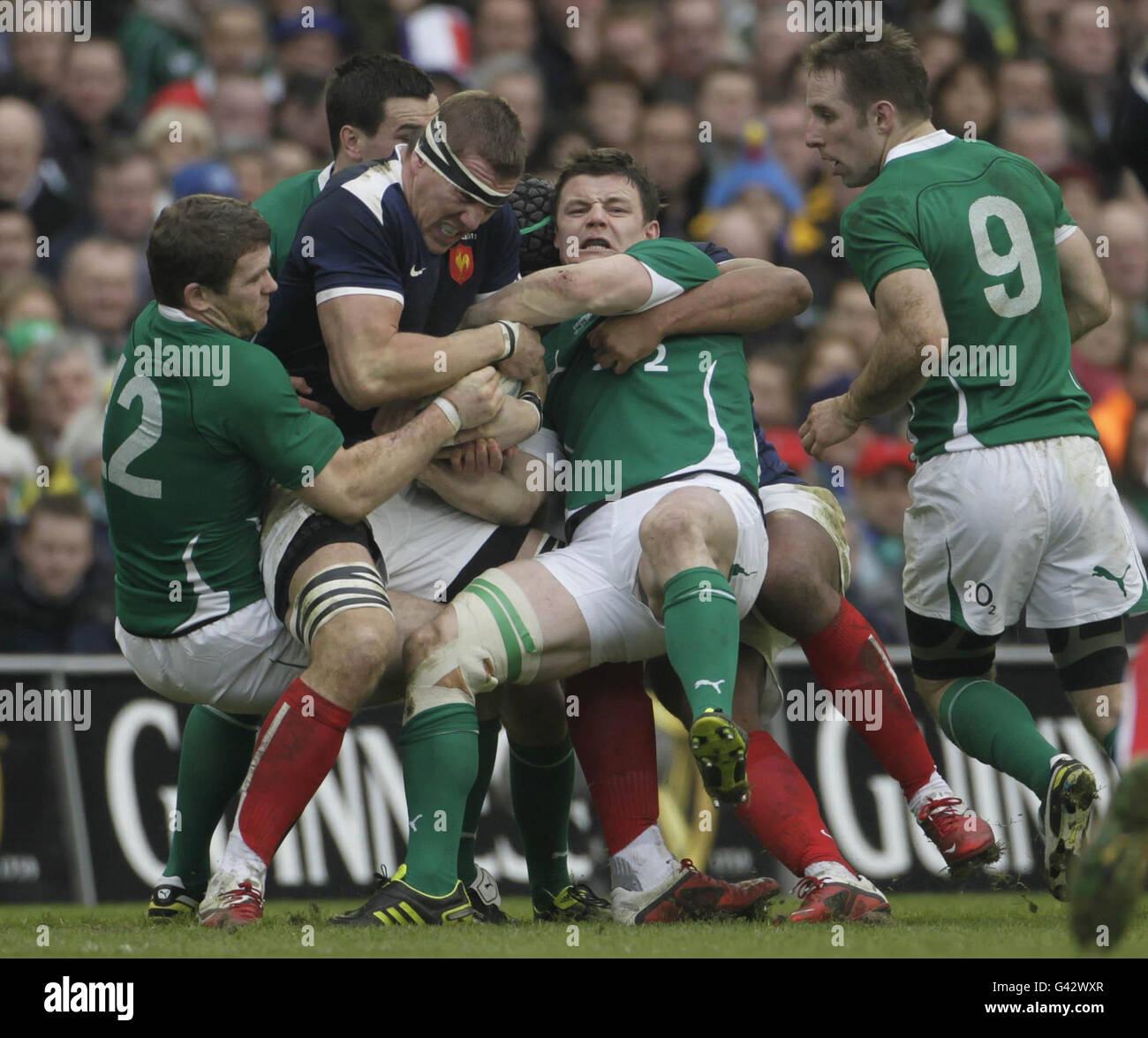 Der Irländer Brian O'Driscoll tackelt beim RBS 6 Nations-Spiel im Aviva Stadium in Dublin gegen den französischen Imanol Harinordoquy. Stockfoto