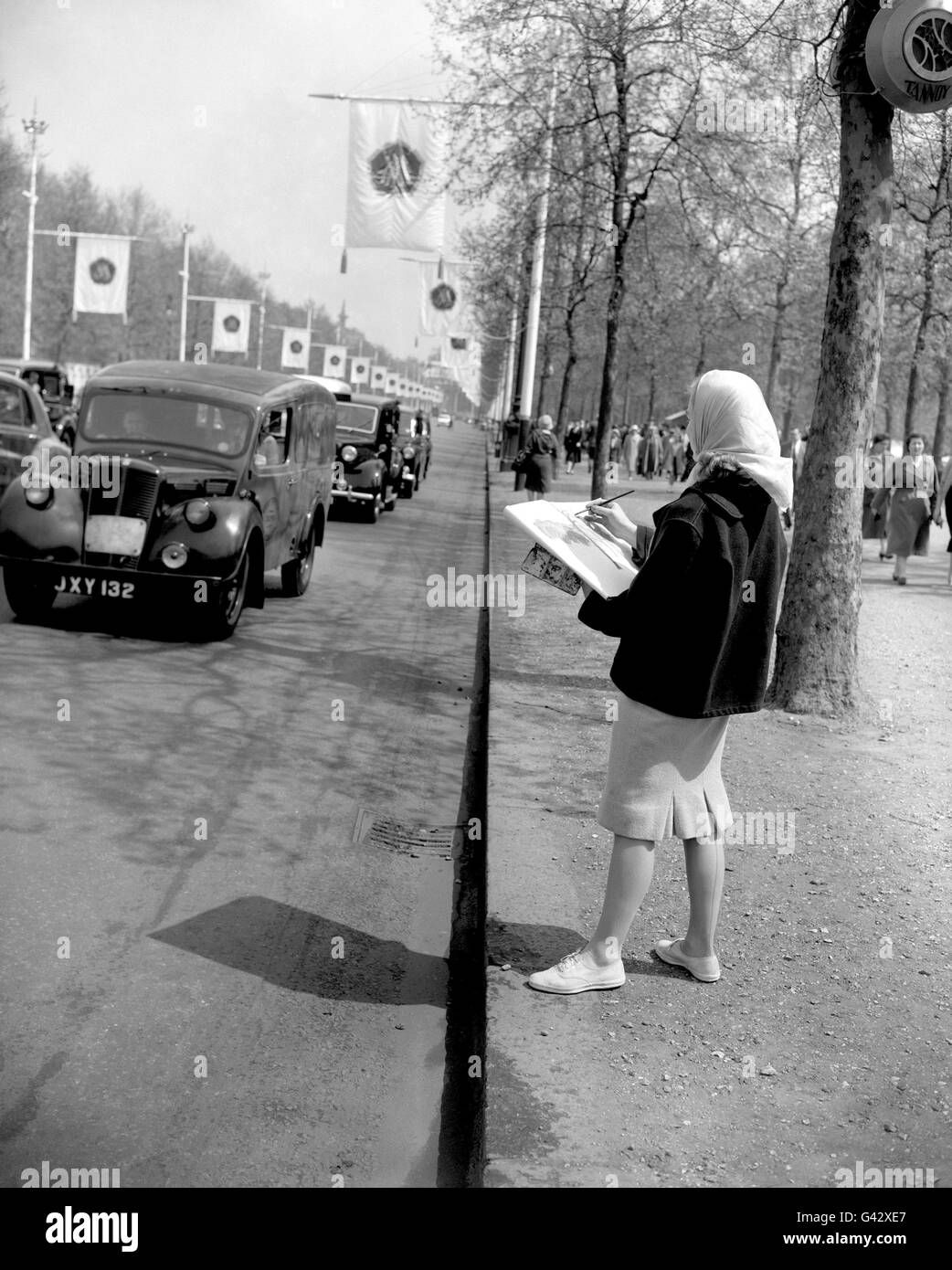 Die Künstlerin Anne Wright nimmt ihren Stand in der Mall ein und beginnt mit der Arbeit an einem Aquarell, das sie zu vervollständigen hofft, wenn Prinzessin Margaret und Antony Armstrong-Jones in der Royal Wedding Prozession passieren. Stockfoto