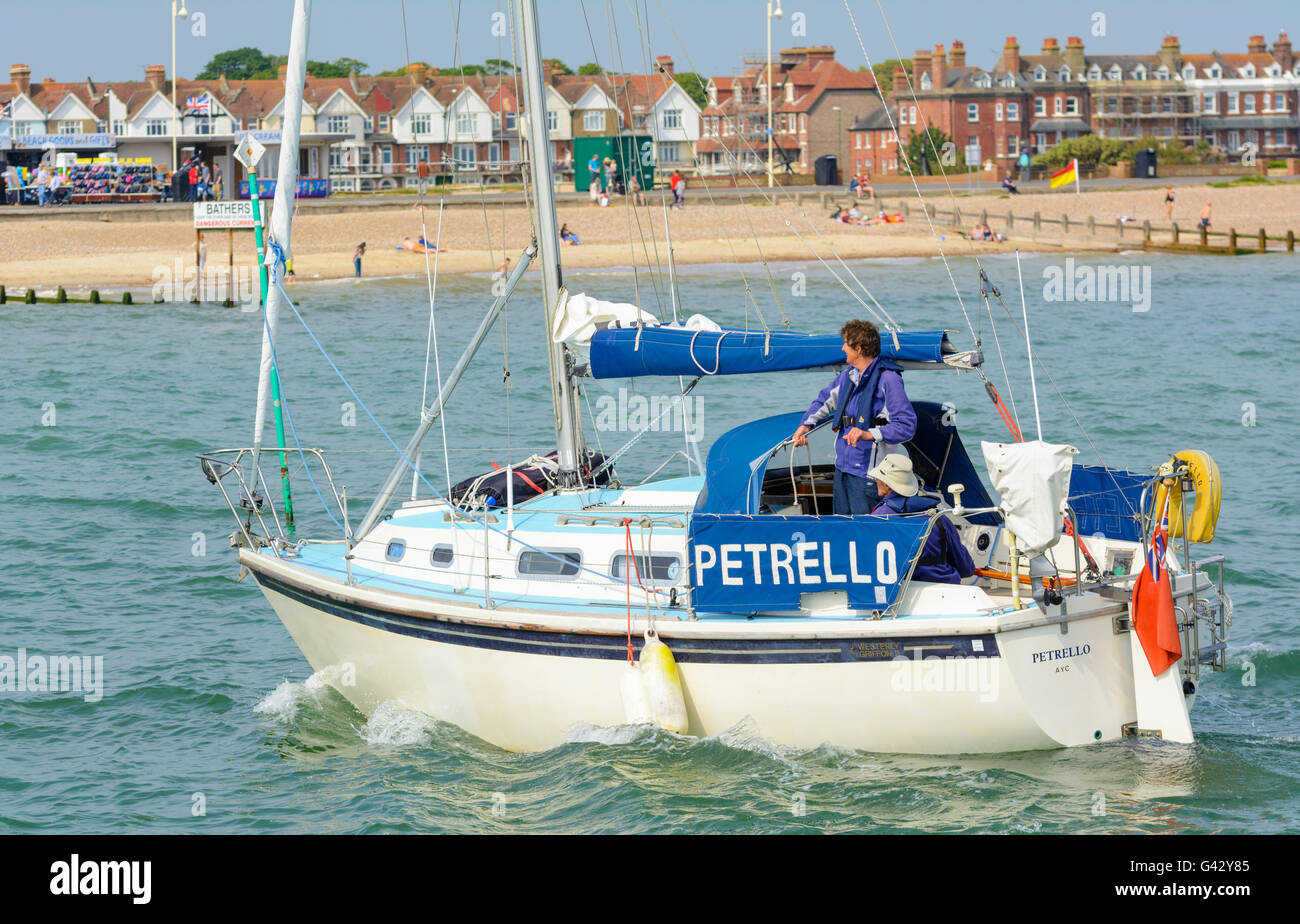 Kleine Yacht auf dem Meer zuhause angekommen. Stockfoto