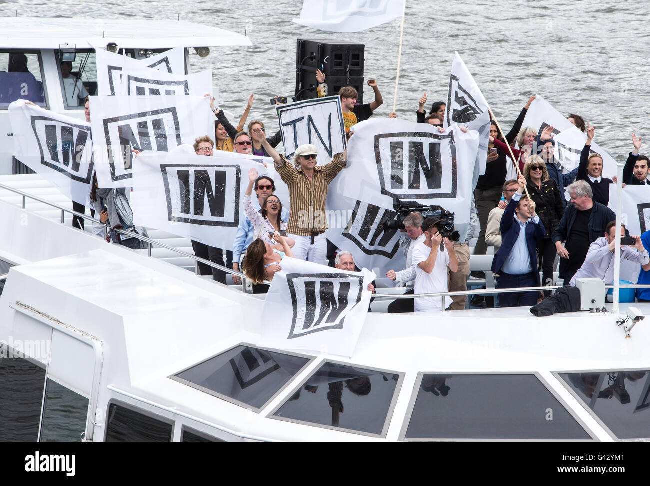 Bob Geldof auf einem Boot "Abstimmung In" Beitritt der Flottille führen durch Nigel Farage außerhalb des Parlaments, die sich die EU verlassen werden Stockfoto