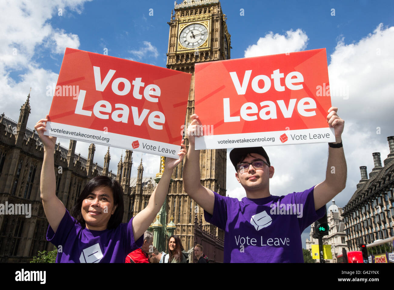 Unterstützer der Kampagne "Stimmen lassen" auf Westminster Bridge am 23. Juni die EU verlassen Stockfoto