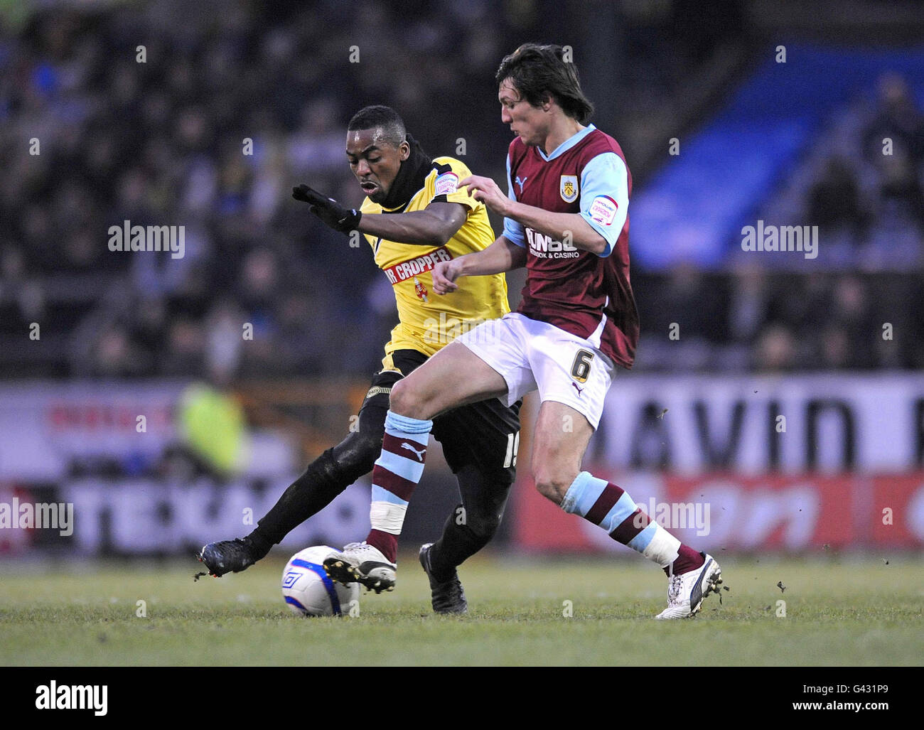 Burton Albions Jacques Maghoma (links) und Burnleys Jack Cork kämpfen während des FA Cup-Spiels in Turf Moor, Burnley, um den Ball. Stockfoto