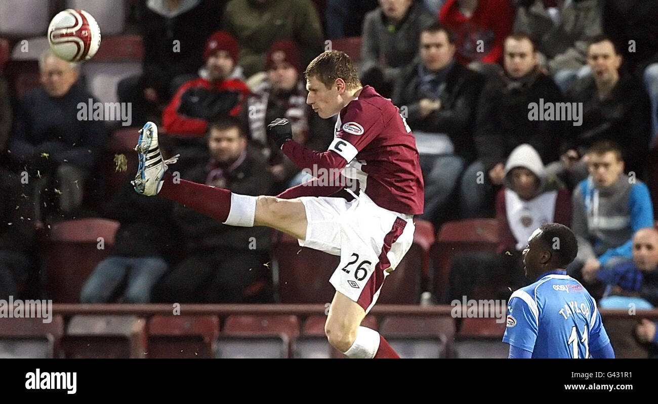 Hearts' Marius Zaliukas auf dem Ball mit St. Johnstone's Cleveland Taylor (rechts) während der Clydesdale Bank Scottish Premier League im Tynecastle Stadium, Edinburgh. Stockfoto