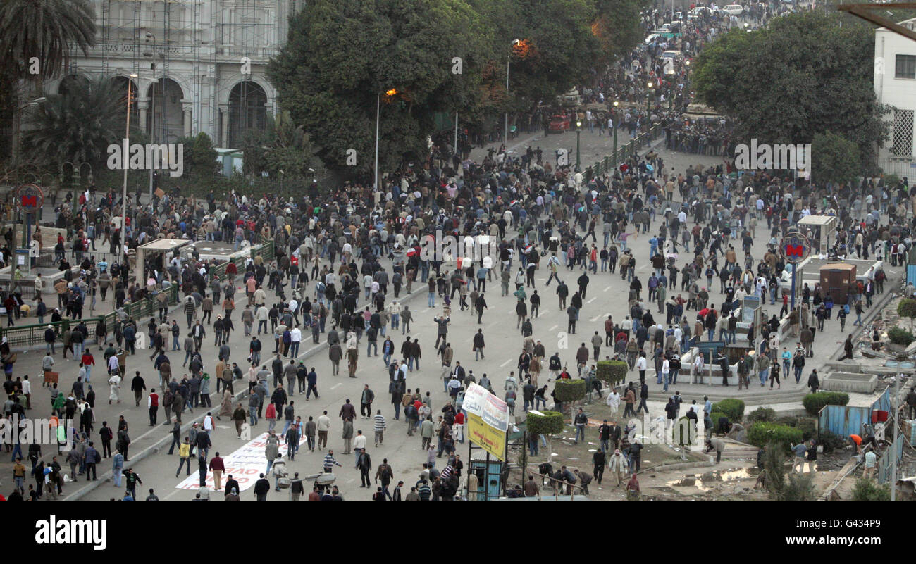 Regierungsfeindliche Demonstranten stoßen heute auf dem Tahrir-Platz in Kairo gewaltsam mit Anhängern von Präsident Hosni Mubarak zusammen, während der politische Umbruch Ägyptens eine gefährliche neue Wendung nahm. Stockfoto