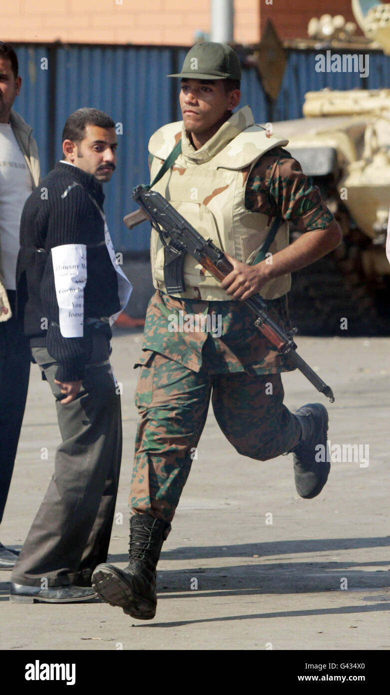 Ein Soldat auf dem Tahrir-Platz in Kairo, Ägypten, als regierungsfeindliche Demonstranten gewaltsam mit Anhängern von Präsident Hosni Mubarak zusammenprallen, während der politische Umbruch Ägyptens eine gefährliche neue Wendung nahm. Stockfoto