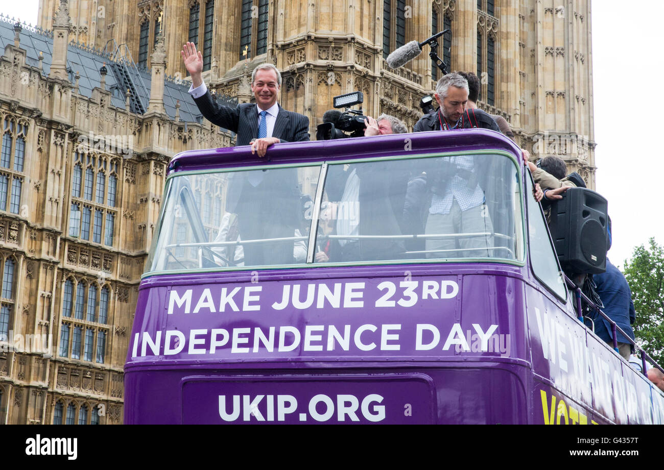 Nigel Farage präsentiert und diskutiert die UKIP neue Poster "Breaking Point" Hervorhebung Bedenken bezüglich Einwanderung vor der Abstimmung Stockfoto